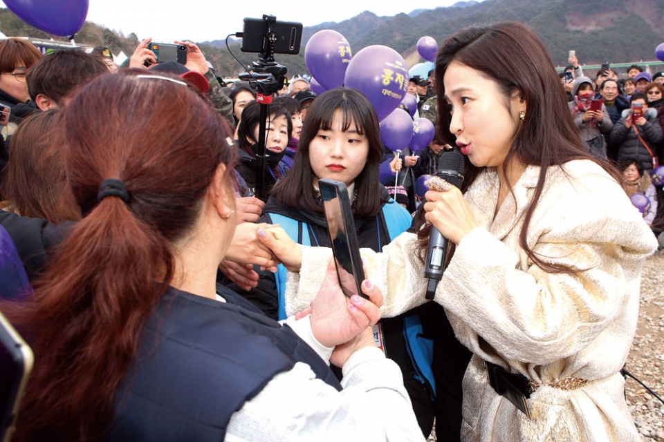 《미스트롯》 출신 스타 홍자가 1월22일 야외 공연장에서 노래하며 팬들과 소통하고 있다. ⓒ연합뉴스