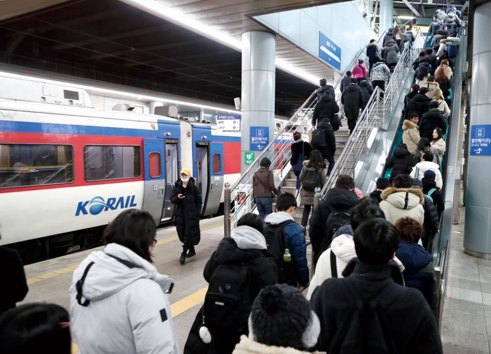 4년 전 총선에서 민주당에 힘을 실어준 부산·울산·경남의 민심이 사뭇 달라진 분위기다. 사진은 지난 1월 부산역 승강장 ⓒ연합뉴스