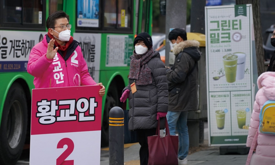 2월26일 황교안 미래통합당 대표가 종로구 숭인동에서 출근인사를 하고 있다. ⓒ 황교안 선거사무실 제공3월16일 이낙연 더불어민주당 코로나19국난극복위원장이 종로구 부암동에서 출근하는 시민들을 향해 인사하고 있다. ⓒ 이낙연 후보 캠프 제공