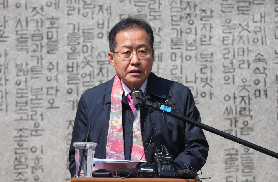 홍준표 전 자유한국당(통합당 전신) 대표가 17일 오후 대구 수성못 이상화 시인의 시비 앞에서 오는 총선에서 무소속으로 대구 수성구을에 출마하겠다는 뜻을 밝히고 있다. ⓒ연합뉴스