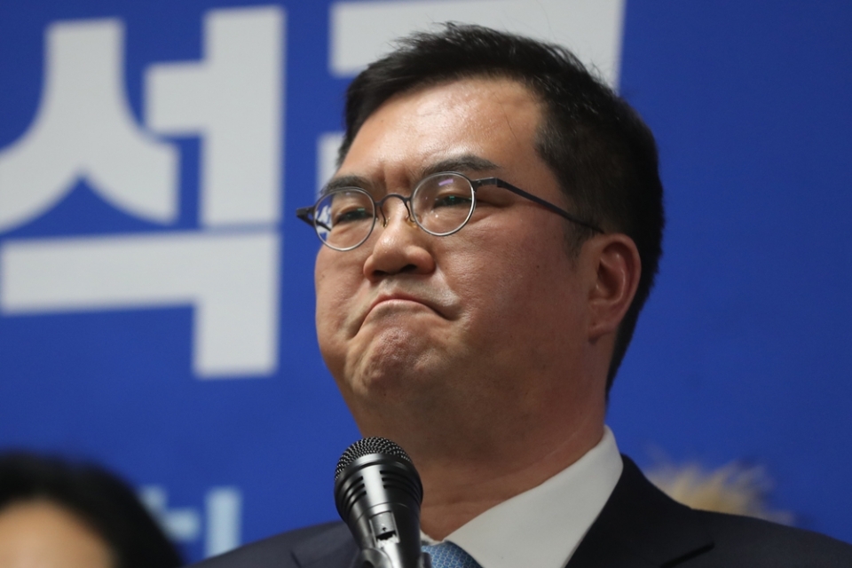 문희상 국회의장의 아들인 문석균 씨가 2월17일 경기도 의정부시청에서 4·15 총선 무소속 출마 발표 기자회견을 열고 취재진 질문에 생각에 잠겨 있다. ⓒ연합뉴스