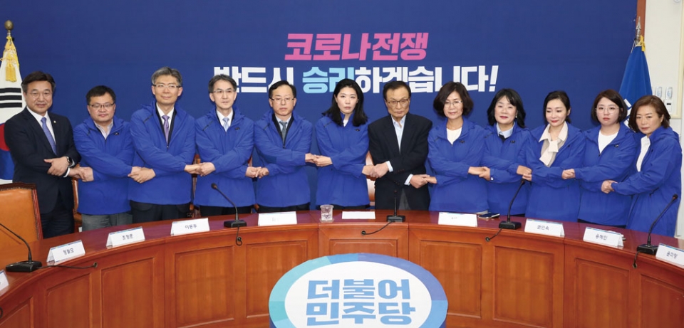 이해찬 민주당 대표가 3월26일 국회 당대표회의실에서 더불어시민당 비례대표 후보자들과 만나 기념촬영을 하고 있다. ⓒ 시사저널 박은숙