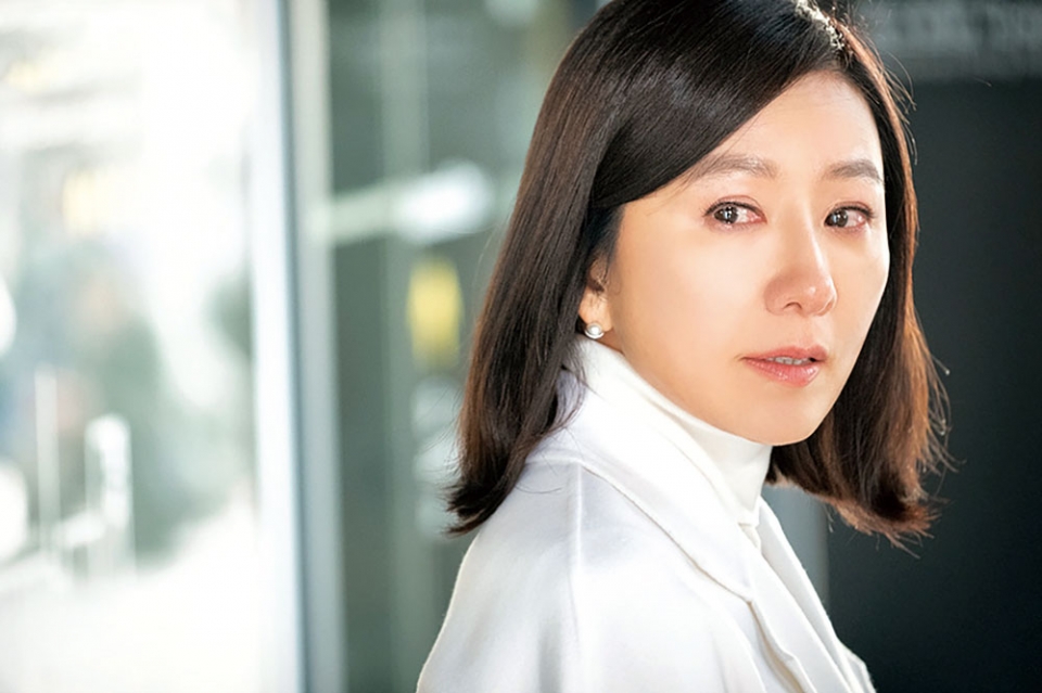 김희애는 놀라운 연기력으로 시청자들을 한순간에 사로잡았다.