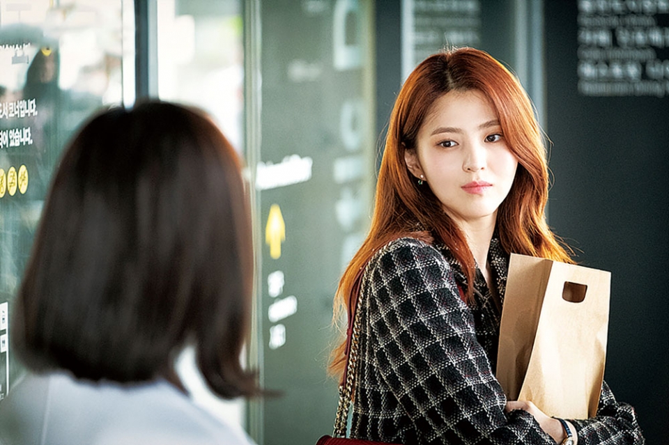 김희애는 놀라운 연기력으로 시청자들을 한순간에 사로잡았다.