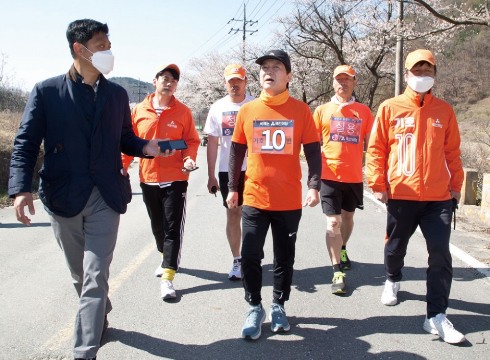 안철수 국민의당 대표가 4월8일 충남 금산군 남이면에서 시사저널과 노상 인터뷰를 하고 있다. ⓒ시사저널 임준선