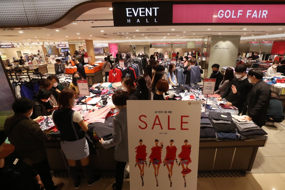 4월3일부터 봄 정기세일을 시작한 서울의 한 백화점에서 고객들이 골프 등 스포츠 의류 할인 품목을 고르고 있다. ⓒ연합뉴스