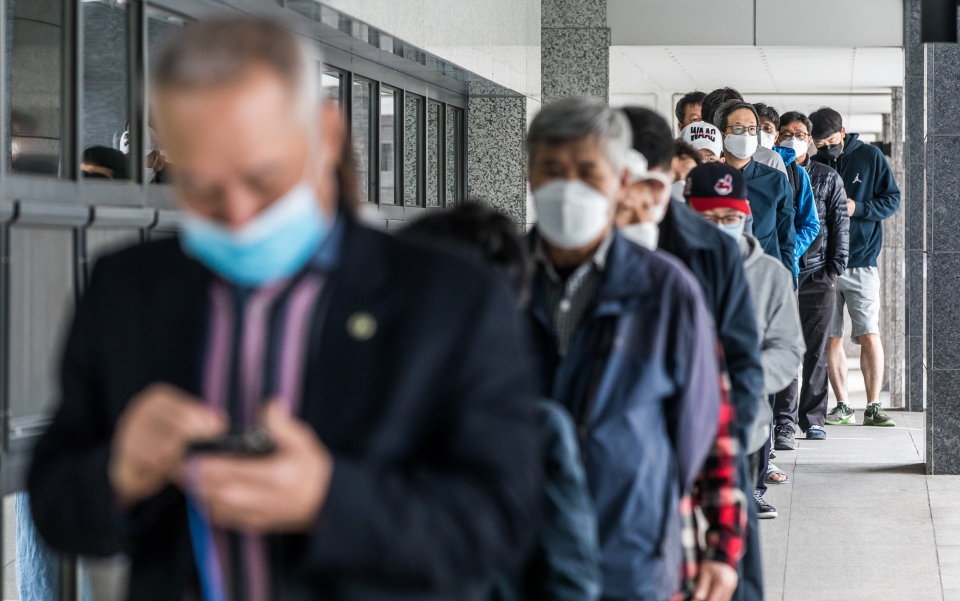 제21대 국회의원 선거일인 15일 오전 서울 종로구 교남동 제3투표소에서 유권자들이 투표를 하기 위해 줄 서 있다. ⓒ 시사저널 최준필