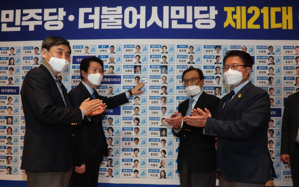 더불어민주당과 더불어시민당 지도부가 15일 밤 국회 의원회관에 마련된 공동선거상황실에서 종합상황판에 당선 스티커를 붙이고 있다. ⓒ 시사저널 이종현