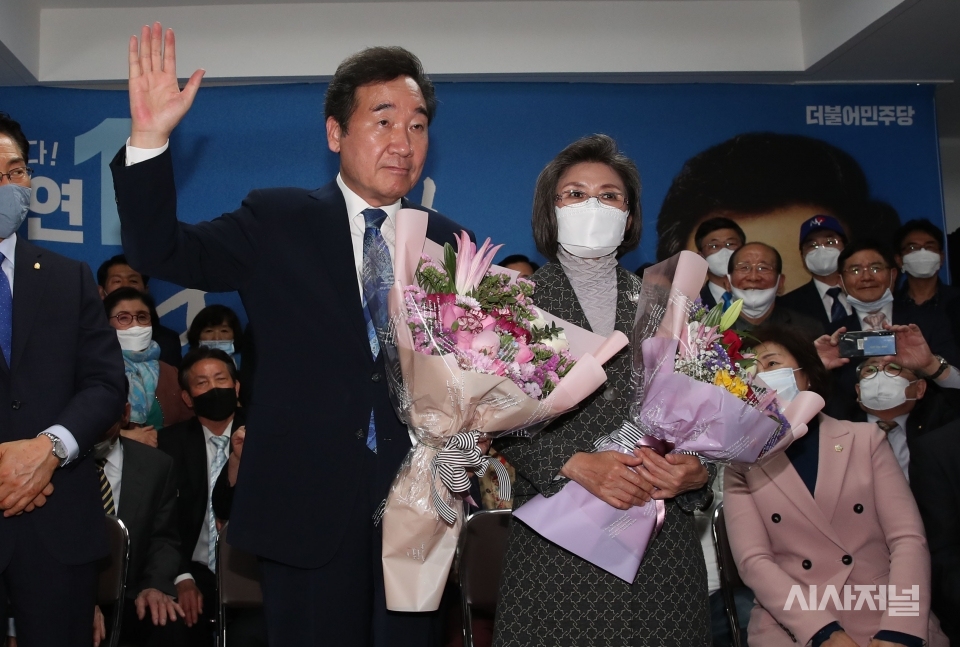 이낙연 더불어민주당 종로구 후보(왼쪽)와 부인 김숙희씨가 15일 밤 서울 종로구 선거사무실에서 당선이 확실시되자 지지자들의 축하를 받고 있다.&nbsp;ⓒ 박정훈 기자