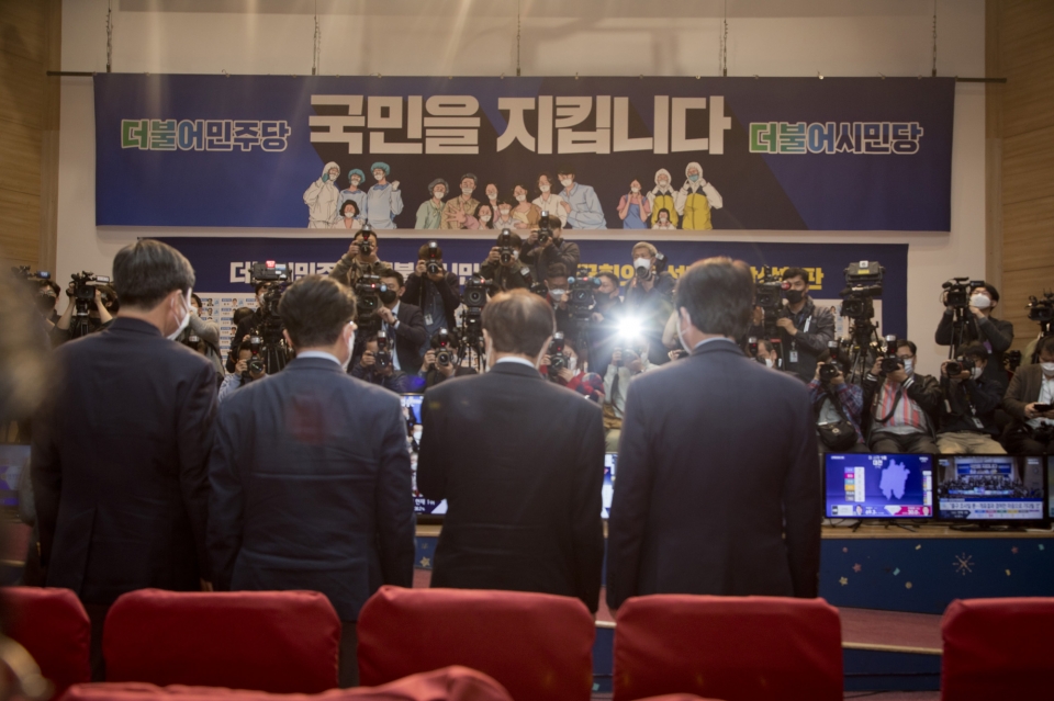 15일 국회 의원회관에 마련된 더불어민주당 개표방송 시청실에서 이해찬 당대표, 이인영 선대위원장이 등이 발언하는 모습 ⓒ 시사저널 이종현