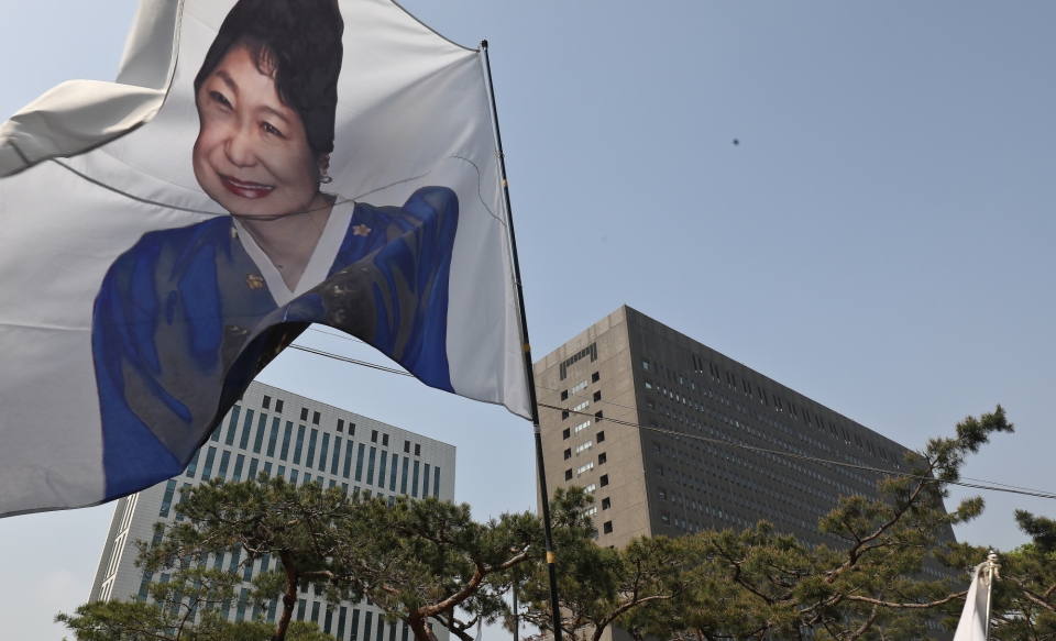 2019년 4월24일 오후 서울 중앙지검 앞에서 천만인 무죄석방 운동본부를 포함한 박근혜 전 대통령 지지자들이 박근혜 전 대통령 형 집행정지 촉구 집회에 참석하고 있다. ⓒ시사저널