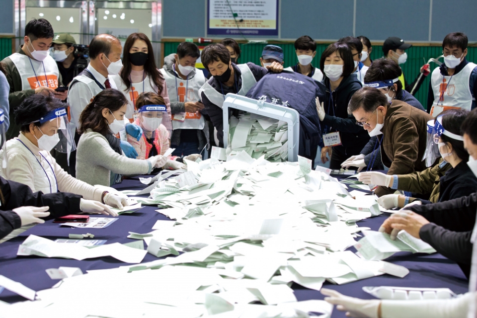 4월15일 서울 영등포 다목적배드민턴체육관에 마련된 개표소에서 개표 사무원들이 개표하고 있다.  ⓒ시사저널 최준필