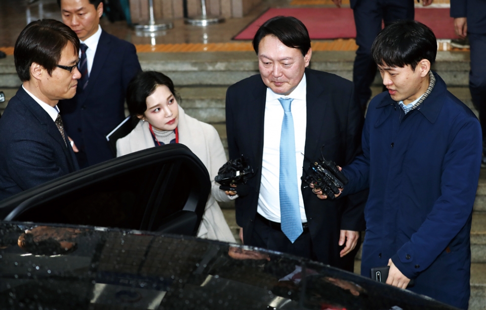 윤석열 검찰총장이 1월7일 추미애 법무부 장관을 예방한 뒤 정부과천청사 법무부 건물을 나서고 있다. ⓒ연합뉴스