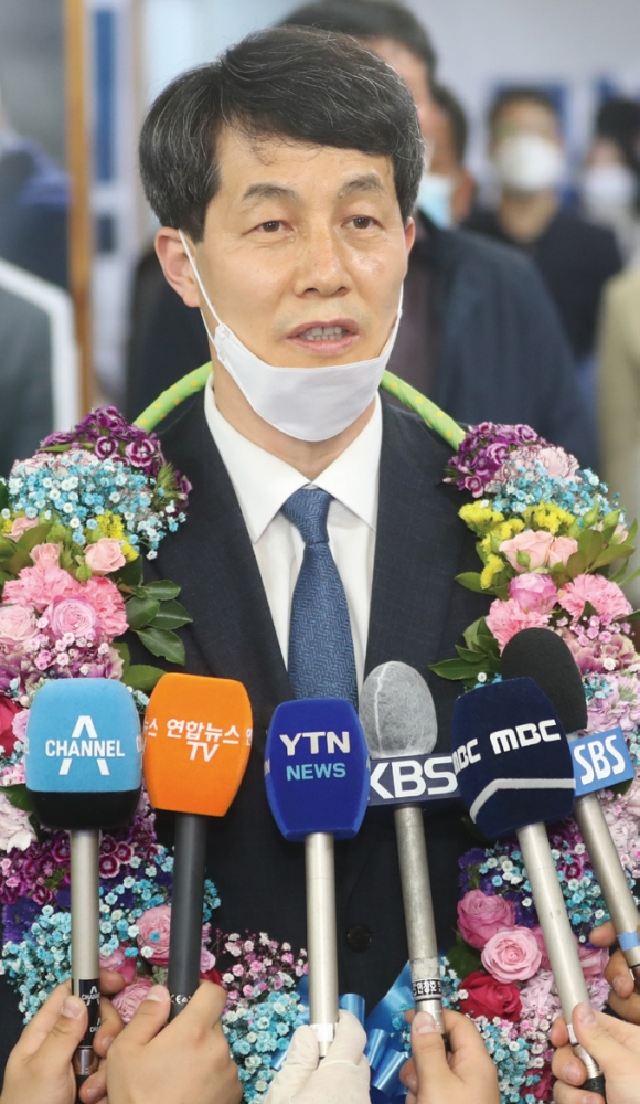 서울 구로을에 출마한 윤건영 더불어민주당 후보가 4월15일 구로동 선거사무소에서 당선이 확실시되자 꽃목걸이를 걸고 소감을 말하고 있다. ⓒ연합뉴스