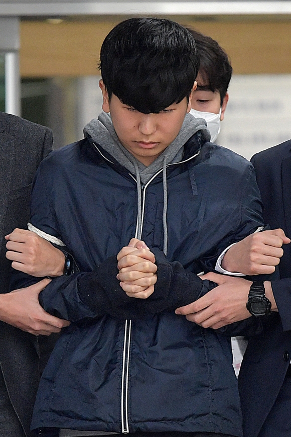 텔레그램 '박사방' 운영자 조주빈의 공범 중 한명인 '부따' 강훈이 17일 오전 서울 종로경찰서에서 검찰로 송치되고 있다. ⓒ 시사저널