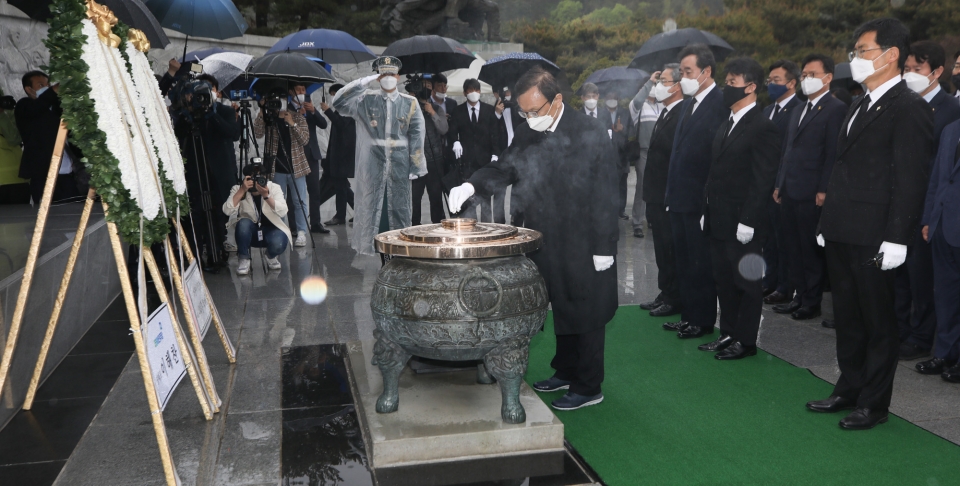 더불어민주당 이해찬 대표와 이낙연 상임선대위원장, 더불어시민당 최배근 공동상임선대위원장 등이 4월17일 오전 서울 동작구 국립서울현충원을 찾아 현충탑에 분향을 하고 있다.