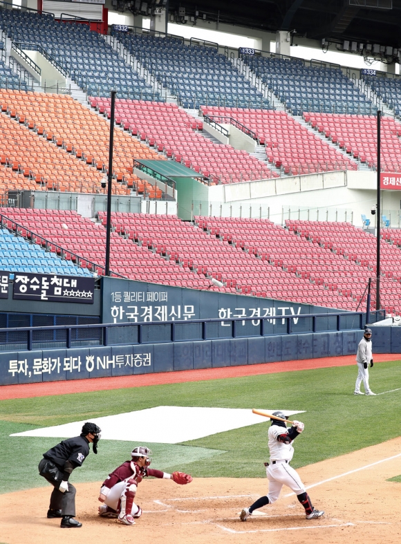 4월22일 서울 잠실야구장에서 키움 히어로즈와 두산 베어스의 무관중 연습경기가 열리고 있다. 한국 프로야구 정규시즌은 5월5일 어린이날 ‘무관중’ 경기로 개막한다. ⓒ시사저널 박정훈