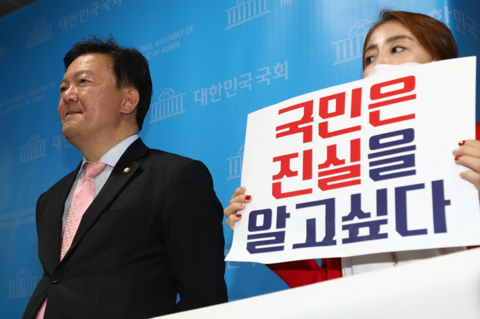 민경욱 미래통합당 의원과 인천범시민단체연합 관계자들이 4월22일 국회 소통관에서 4·15 총선 부정선거 의혹 기자회견을 한 뒤 취재진들의 질문을 받고 있다. ⓒ 시사저널 박은숙