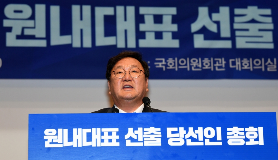 제21대 국회 더불어민주당 제1기 원내대표에 선출된 김태년 의원이 7일 오후 서울 여의도 국회 의원회관에서 열린 원내대표 선출 당선인 총회에서 수락연설을 하고 있다. ⓒ시사저널 박은숙