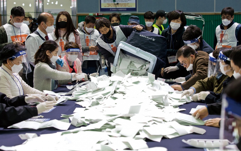 제21대 국회의원 선거일인 4월15일 서울 영등포에 마련된 개표소에서 개표 사무원들이 개표하고 있다. ⓒ시사저널 최준필
