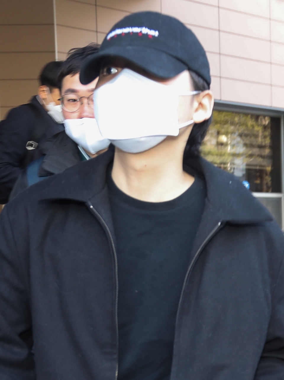 미래통합당 장제원 의원의 아들인 래퍼 장용준이 9일 오전 서울 마포구 서울서부지법에서 열린 음주운전 사고 첫 공판을 마친 뒤 법원을 나서고 있다. ⓒ 연합뉴스