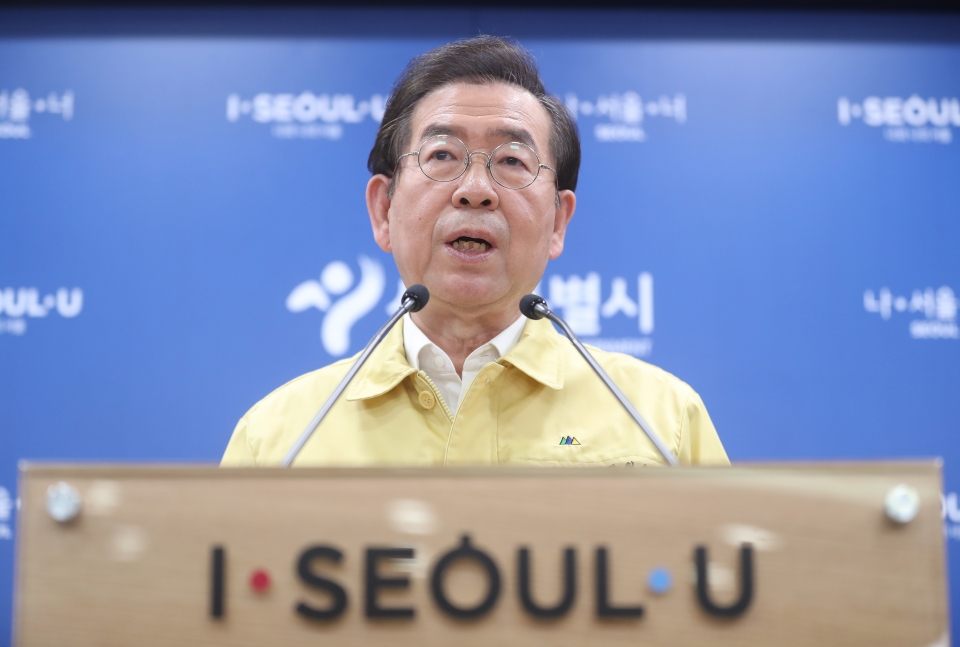 박원순 서울시장이 11일 시청에서 이태원발 코로나19 집단감염 관련 브리핑을 하고 있다. ⓒ연합뉴스