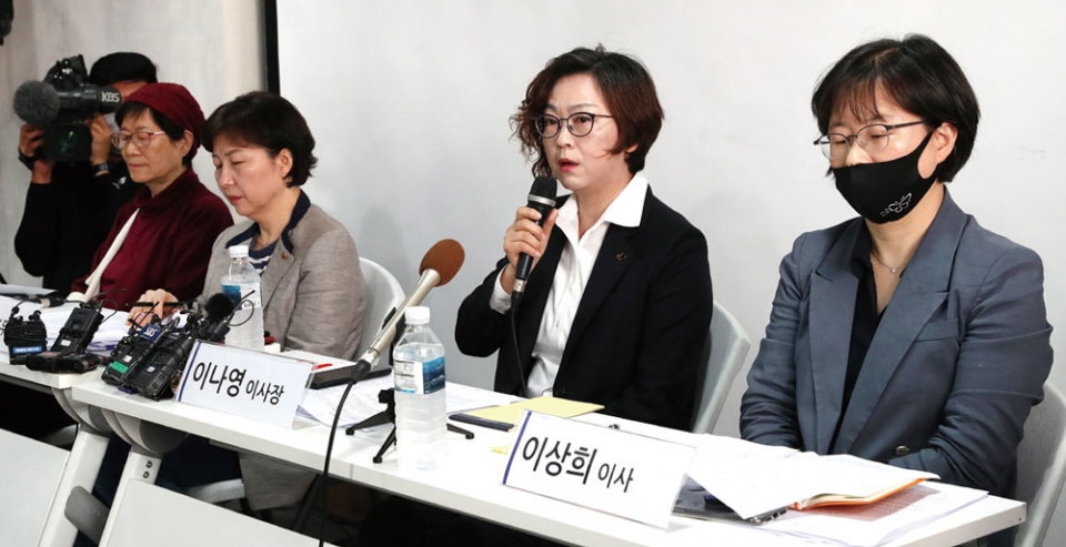 이나영 정의기억연대 이사장(가운데)이 5월11일 서울 마포구 인권재단 사람에서 기자회견을 열고 후원금 논란에 대한 입장을 밝히고 있다. ⓒ시사저널 이종현