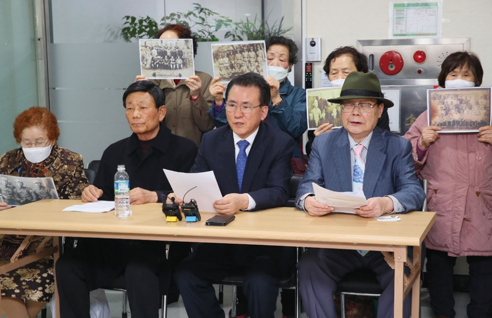 ‘가자!평화인권당’ 최용상 대표(가운데) 등이 3월23일 더불어시민당 비례대표 후보 배제 결정에 반발하며 항의 기자회견하고 있다. ⓒ연합뉴스