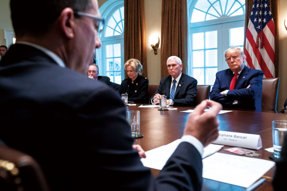 도널드 트럼프 미국 대통령(오른쪽)이 3월20일 스테판 반셀 모더나 CEO의 말을 듣고 있다. ⓒAFP 연합