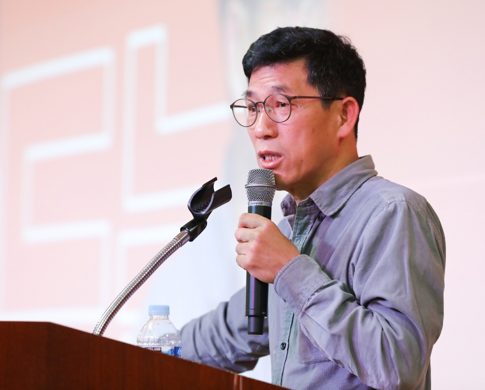 진중권 전 동양대 교수가 2월9일 오후 서울 영등포구 하이서울유스호스텔 대강당에서 열린 안철수신당인 '국민당' 발기인대회에서 초청강연을 하고 있다. ⓒ시사저널