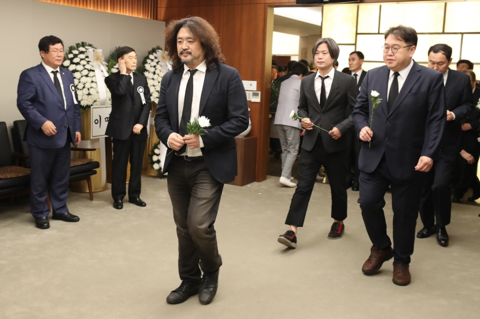 김어준, 김용민, 주진우씨가 2019년 6월11일 오후 서울 신촌 세브란스장례식장에 마련된 고 이희호 여사 빈소를 찾아 조문하고 있다. ⓒ시사저널