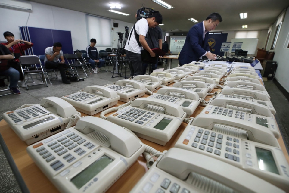 서울지방경찰청 지능범죄수사대가 2018년 9월17일 공개한 보이스피싱 범죄단체 3개 조직이 범행에 이용한 수·발신 인터넷 전화기 등 증거품 ⓒ연합뉴스