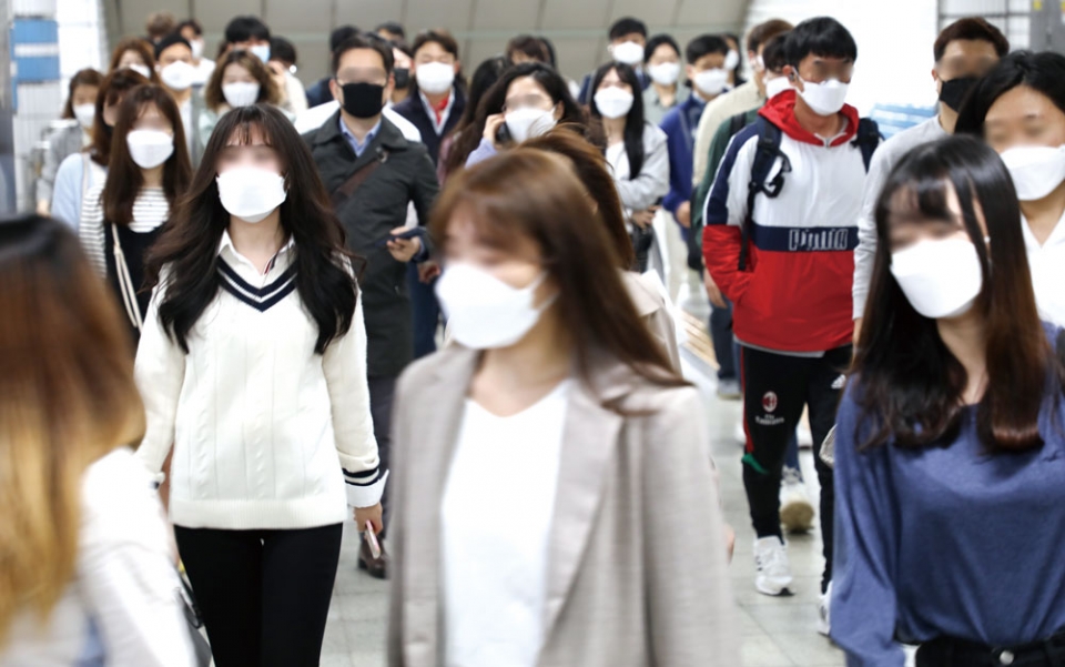 코로나19 확산을 방지하기 위해 지하철 혼잡 시간 마스크 미착용 승객에 대한 탑승 제한이 실시된 5월13일 마스크를 쓴 직장인들이 지하철을 이용해 출근하고 있다. ⓒ시사저널 박정훈