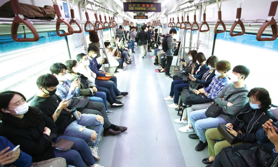 5월26일 지하철과 버스 등 대중교통에서 마스크 착용이 의무화됐다. ⓒ시사저널 박정훈