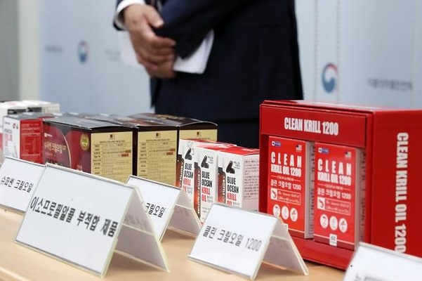 9일 서울 양천구 서울지방식품의약품안전청 브리핑실에서 시중에서 판매 중인 부적합 크릴 오일 제품에 대한 브리핑이 진행되고 있다. ⓒ 연합뉴스
