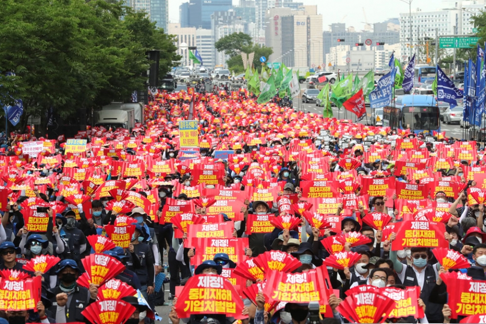 10일 오후 서울 여의도공원 인근에서 민주노총 관계자 등이 중대재해기업처벌법 우선 입법 촉구 결의대회를 하는 모습 ⓒ 연합뉴스