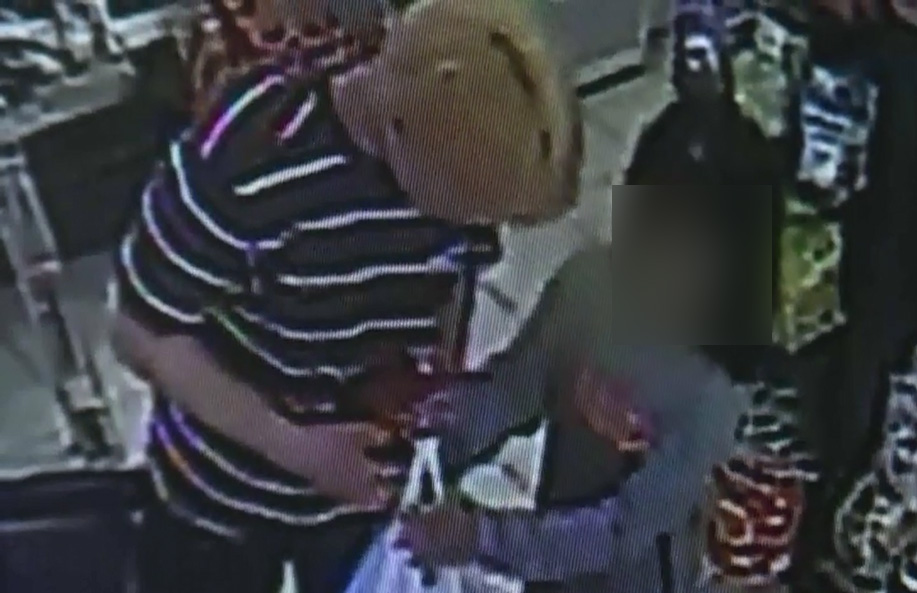 계부와 친모의 학대를 못 이겨 도망쳐 나온 경남 창녕의 초등학생 A(9)양이 지난달 29일 창녕 한 편의점에서 최초 경찰 신고자(왼쪽)와 대화하고 있다. ⓒ 연합뉴스