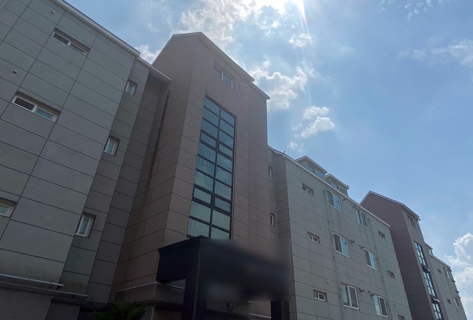 경남 창녕에서 계부와 친모에 학대 당한 초등학생 A(9)양이 거주했던 빌라. A양은 이 빌라의 베란다 난간을 넘어 외벽을 통해 옆집으로 탈출했다.  ⓒ 연합뉴스