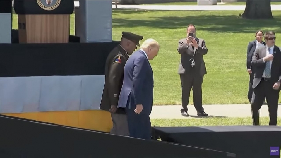 6월13일(현지시각) 웨스트포인트 졸업식 축사를 끝낸 도널드 트럼프 미국 대통령이 뒤뚱거리며 연단을 내려오고 있다. ⓒ 유튜브 캡처