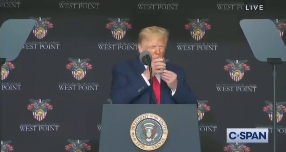 트럼프 대통령이 연설 도중 두 손으로 물컵을 잡고 물을 마시는 모습 ⓒ 트위터 캡처