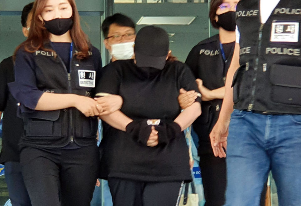 동거남의 아들을 7시간 동안 여행용 가방에 가둬 결국 숨지게 한 40대 여성이 6월10일 대전지검 천안지청으로 송치되고 있다. ⓒ연합뉴스