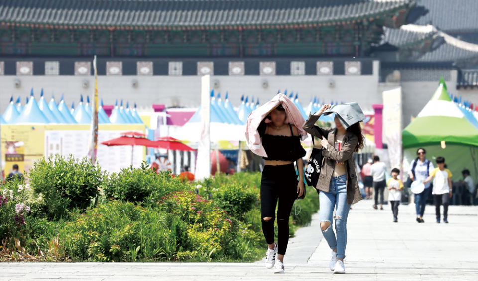 서울 시민들이 따가운 햇볕을 피해 걷고 있다. ⓒ시사저널 포토