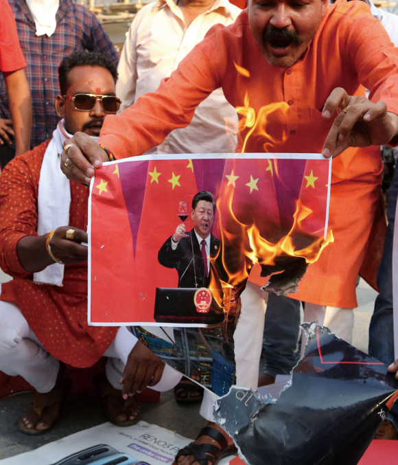 인도 국민들이 6월18일 보팔에서 열린 집회 도중 시진핑 중국 국가주석의 포스터를 불태우며 시위를 벌이고 있다. ⓒ연합뉴스
