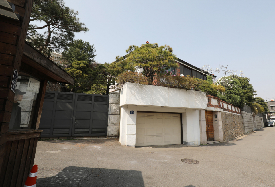 전두환 전 대통령의 연희동 자택. 전씨는 이 주택에 대한 압류와 기부채납을 모두 거부했다. ⓒ 시사저널
