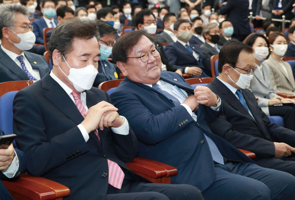 더불어민주당 이해찬 대표, 김태년 원내대표와 이낙연 의원(오른쪽부터)이 6월2일 서울 여의도 국회에서 열린 의원총회에 참석하고 있다. ⓒ연합뉴스