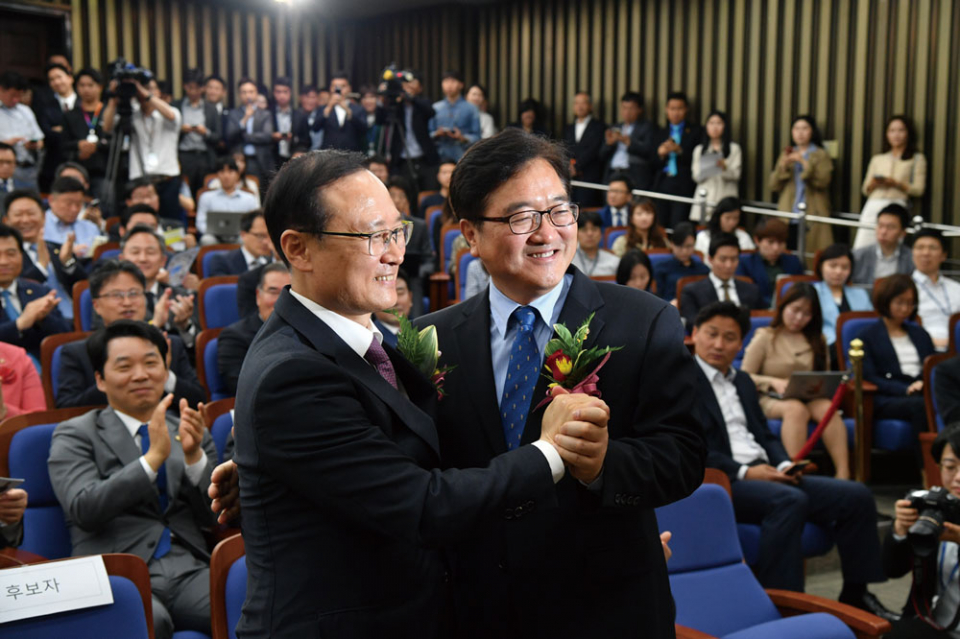 2017년 5월16일 홍영표·우원식 의원이 국회에서 열린 원내대표 선거를 앞두고 손을 맞잡고 있다. ⓒ연합뉴스