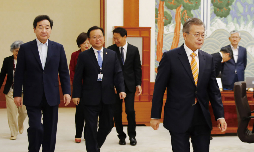 2018년 4월23일 청와대에서 열린 국무회의에 참석한 이낙연 총리(왼쪽), 김부겸 행안부 장관(가운데)이 문재인 대통령을 뒤따르고 있다. ⓒ연합뉴스