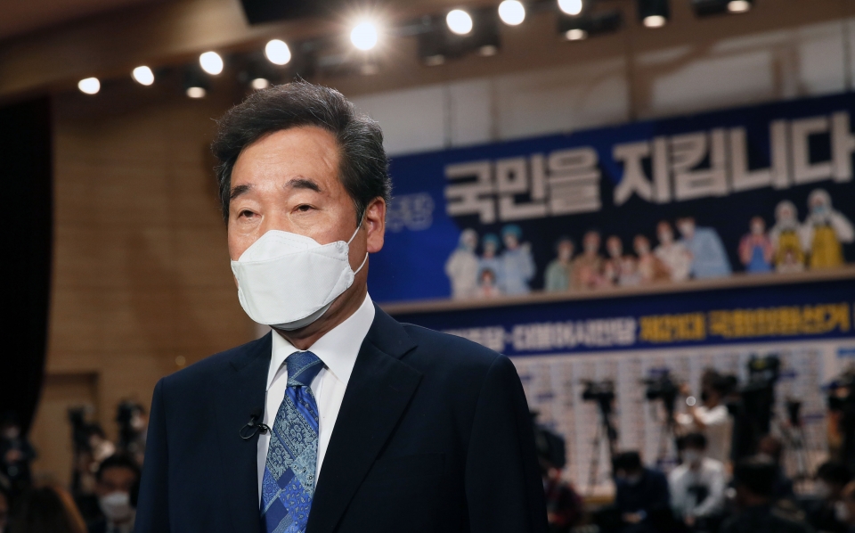 이낙연 더불어민주당 공동상임선대위원장이 15일 오후 국회 의원회관에 마련된 당 선거상황실에서 각 방송사가 발표한 출구조사 결과를 지켜본 뒤 상황실을 나서고 있다. ⓒ연합뉴스