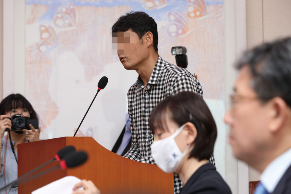 7월6일 국회에서 열린 고 최숙현 선수 사망 관련 문화체육관광위원회 전체회의에 참석한 경주시청 트라이애슬론 감독이 의원 질의에 답하고 있다. ⓒ시사저널 박은숙