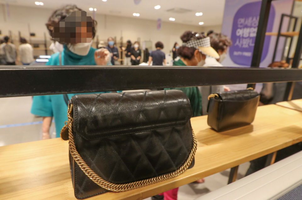 코로나19 사태로 소비심리가 크게 위축됐지만 명품 매출은 오히려 증가했다. ⓒ연합뉴스